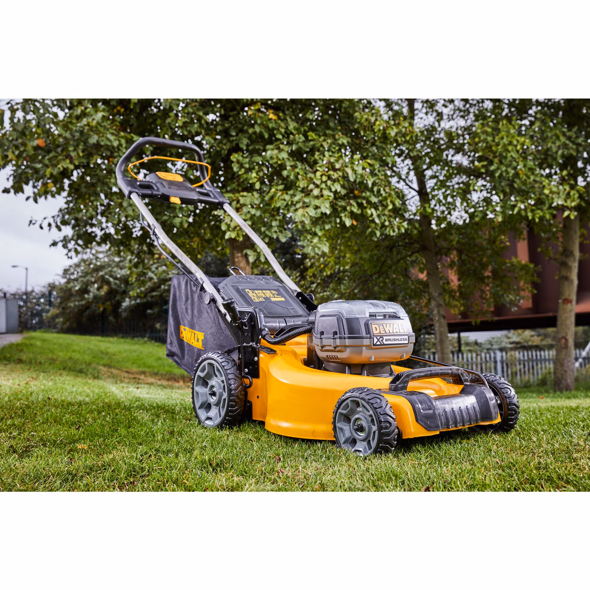 Tondeuse XR 2 X 18 V Brushless - largeur de coupe (cm) : 48 / carter en acier (cm) : 51 / hauteur de coupe : 5 / capacité de collecte (L) : 55 - sans batterie ni chargeur