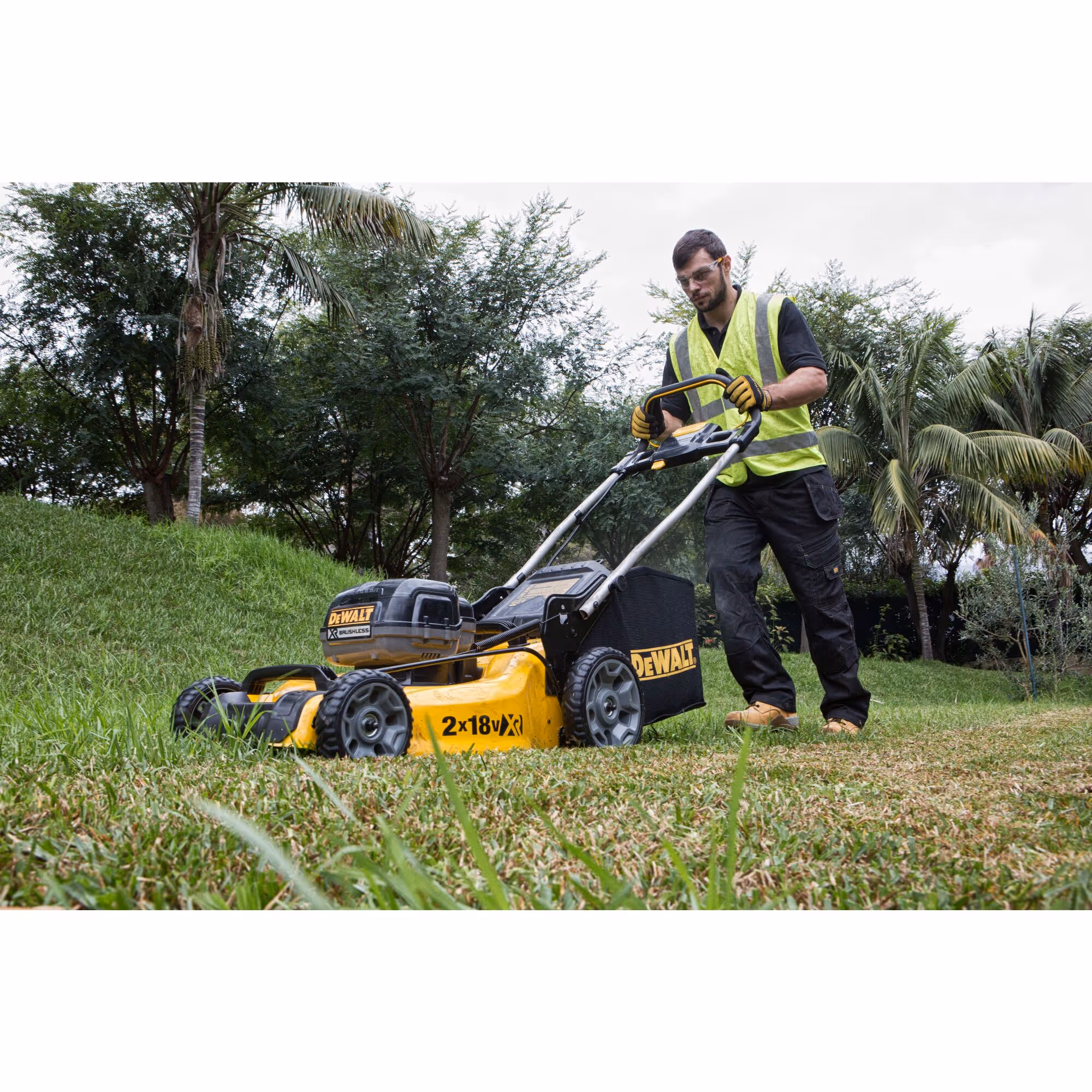 Tondeuse XR 2 X 18 V Brushless - largeur de coupe (cm) : 48 / carter en acier (cm) : 51 / hauteur de coupe : 5 / capacité de collecte (L) : 55 - sans batterie ni chargeur
