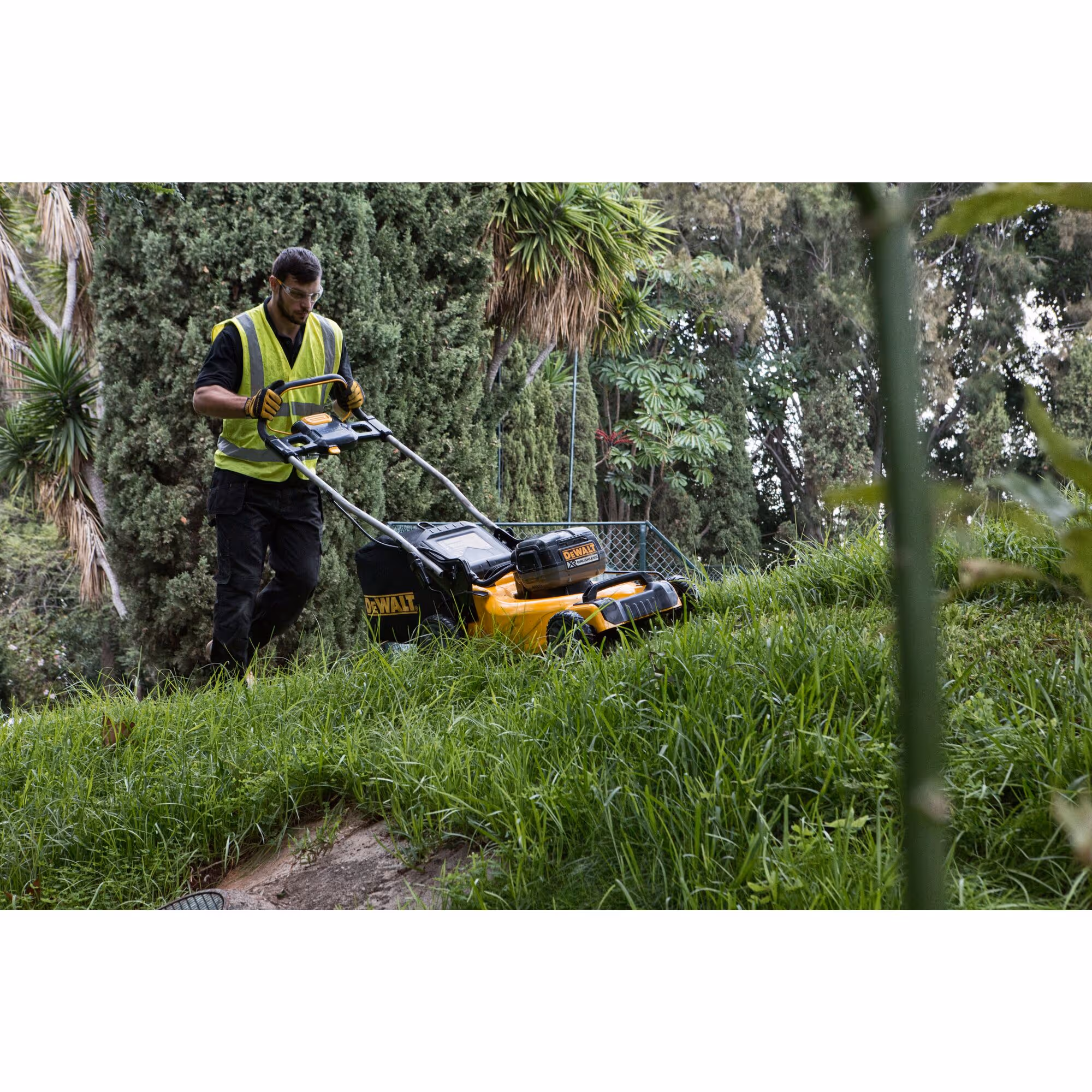 Tondeuse XR 2 X 18 V Brushless - largeur de coupe (cm) : 48 / carter en acier (cm) : 51 / hauteur de coupe : 5 / capacité de collecte (L) : 55 - sans batterie ni chargeur