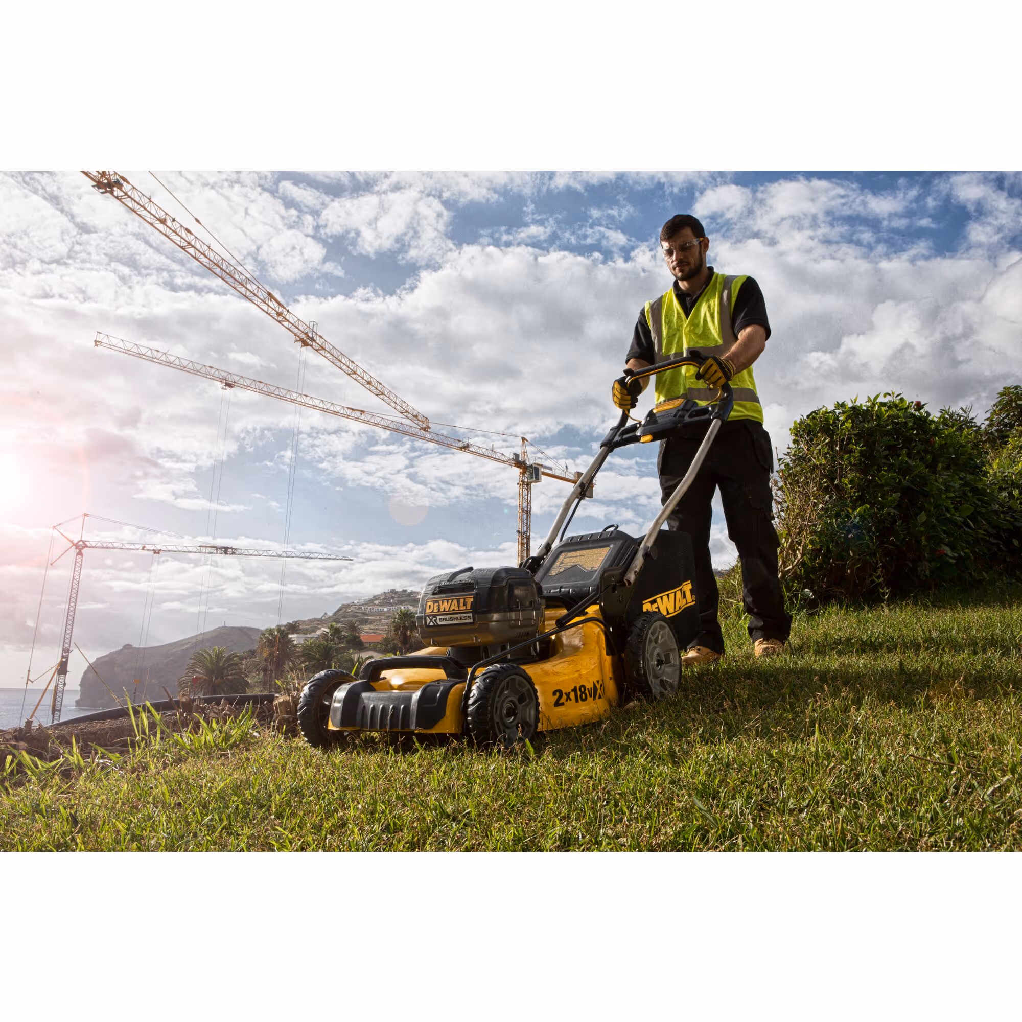 Tondeuse XR 2 X 18 V Brushless - largeur de coupe (cm) : 48 / carter en acier (cm) : 51 / hauteur de coupe : 5 / capacité de collecte (L) : 55 - sans batterie ni chargeur