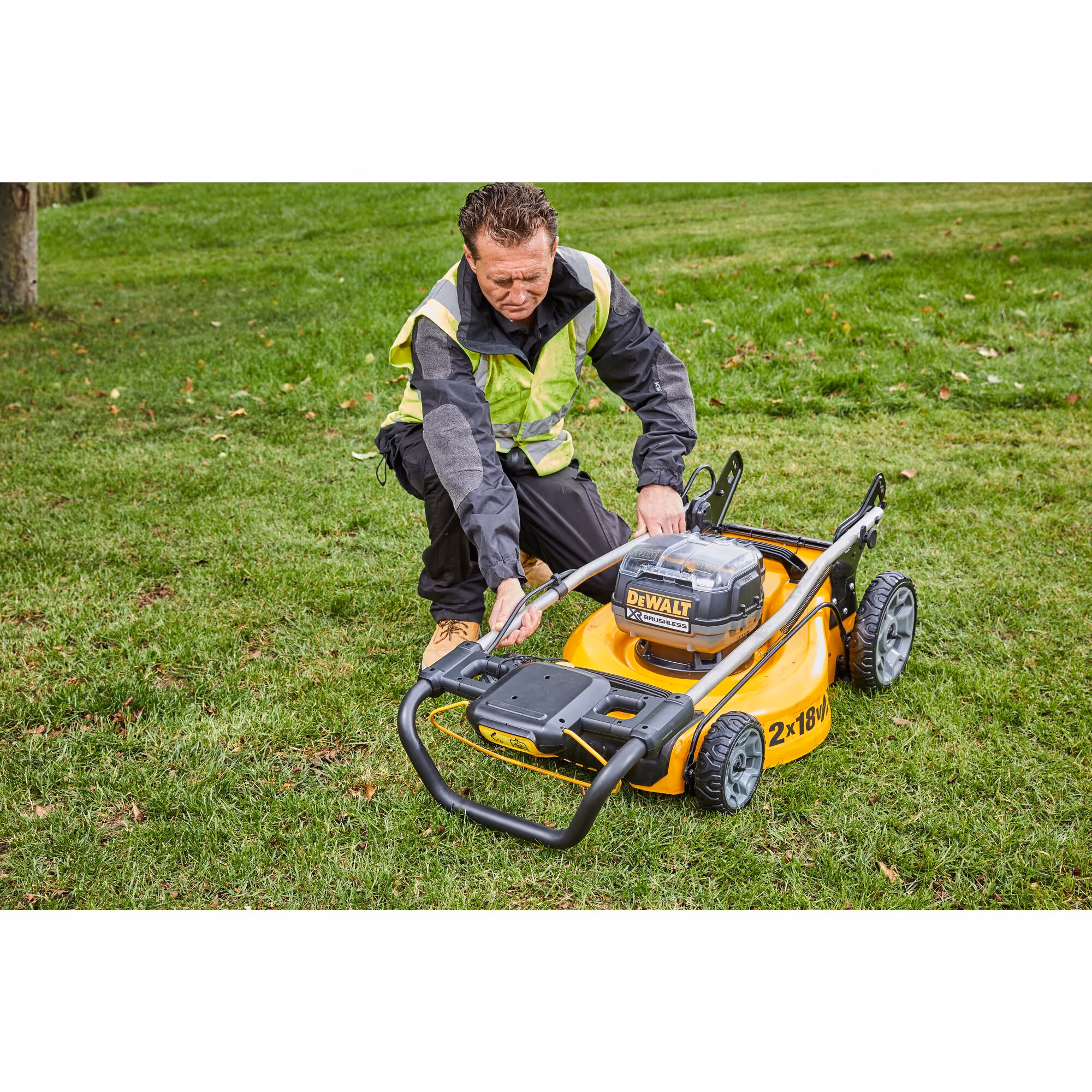 Tondeuse XR 2 X 18 V Brushless - largeur de coupe (cm) : 48 / carter en acier (cm) : 51 / hauteur de coupe : 5 / capacité de collecte (L) : 55 - sans batterie ni chargeur