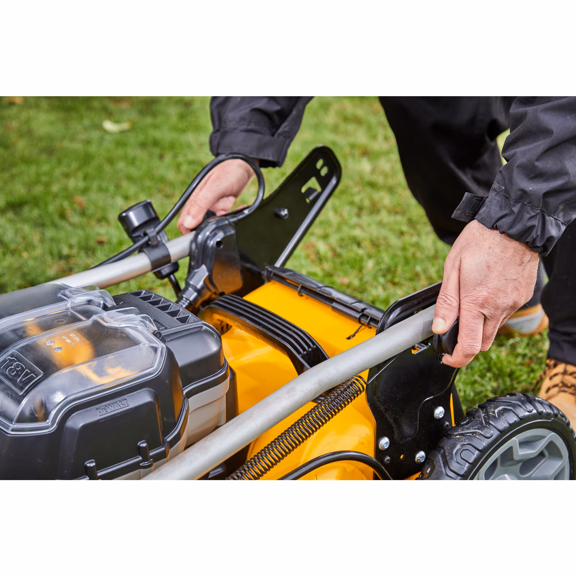 Tondeuse XR 2 X 18 V Brushless - largeur de coupe (cm) : 48 / carter en acier (cm) : 51 / hauteur de coupe : 5 / capacité de collecte (L) : 55 - sans batterie ni chargeur
