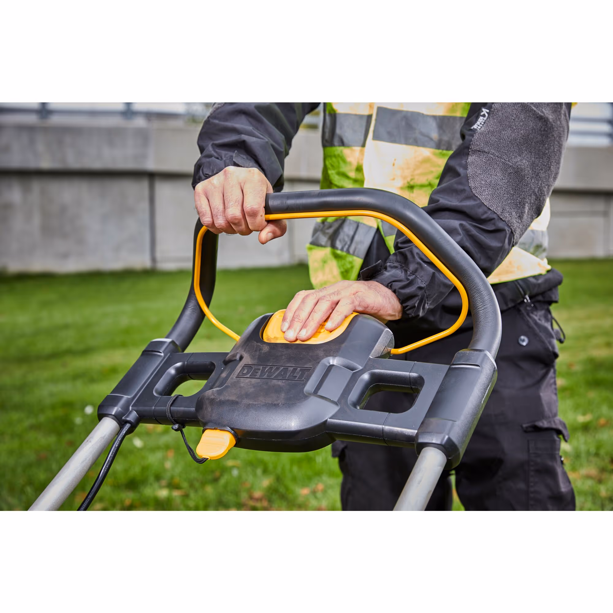 Tondeuse XR 2 X 18 V Brushless - largeur de coupe (cm) : 48 / carter en acier (cm) : 51 / hauteur de coupe : 5 / capacité de collecte (L) : 55 - sans batterie ni chargeur
